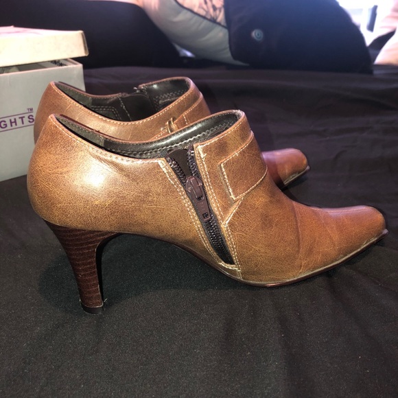 Booties, Vintage, Brown, Size 6 1/2 - Picture 2 of 3